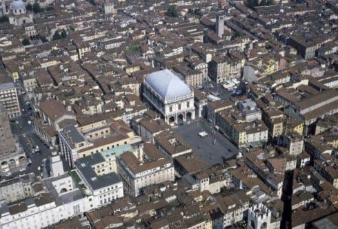 Den sentrale møteplassen Piazza della Loggia er dominert av den vakre loggia'en i renessansestil. Foto: © Lombardia Bene Culturali Brescia, Lombardia, Nord-Italia, Italia